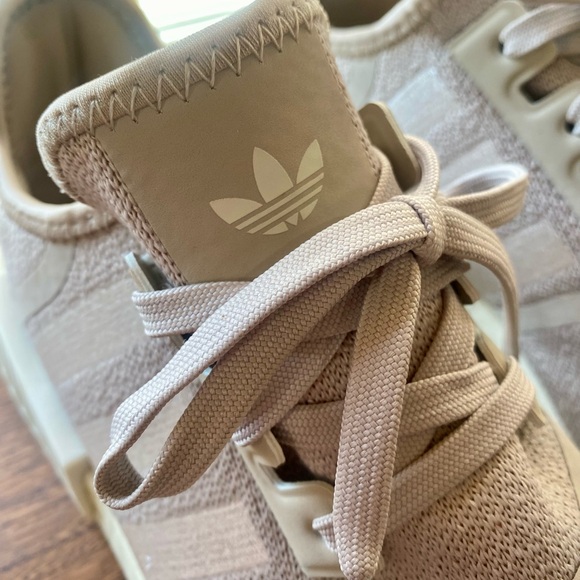 Women’s 9.5 Adidas NMD_R1 - Picture 5 of 9